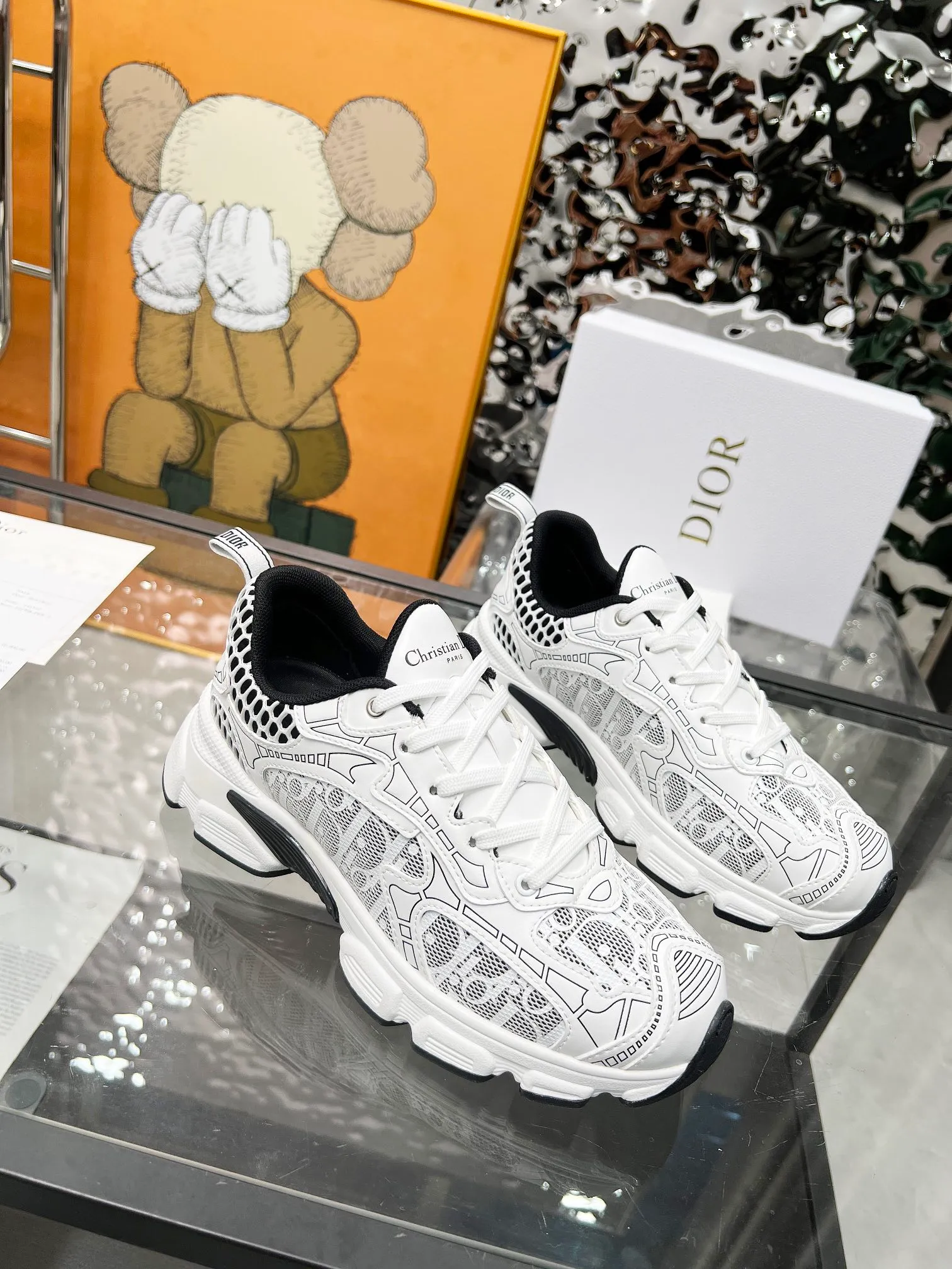 P560🐮🐮The official website of Dijia's new colors has been updated simultaneously [Celebration] This Dior Vibe sneaker incorporates Dior's high-end spirit and reinterprets classic running shoes. White mesh fabric features an Oblique print and is paired with laminated leather-effect panels in gold and silver tones for a contrasting look. It is further embellished with classic details such as 3D effect details, the lucky star symbol on the rear, and the logo on the tongue and rear pull tab. The lightweight sole is embellished with gray stars, complementing a variety of casual or elegant pieces for a modern look. Size: Women’s size 35-41 (35/42 can be customized) Men’s size 40-46 (39/46 can be customized)